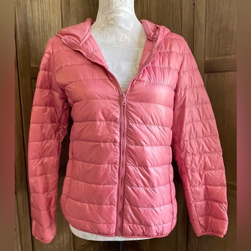 NWOT. Women’s Pink lightweight hooded puffer jacket with carrying case.